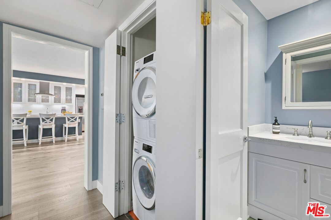 848 N Kings Rd Unit: 207