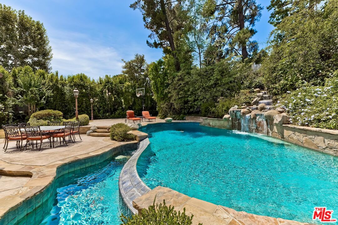 4239 Tarzana Estates Dr