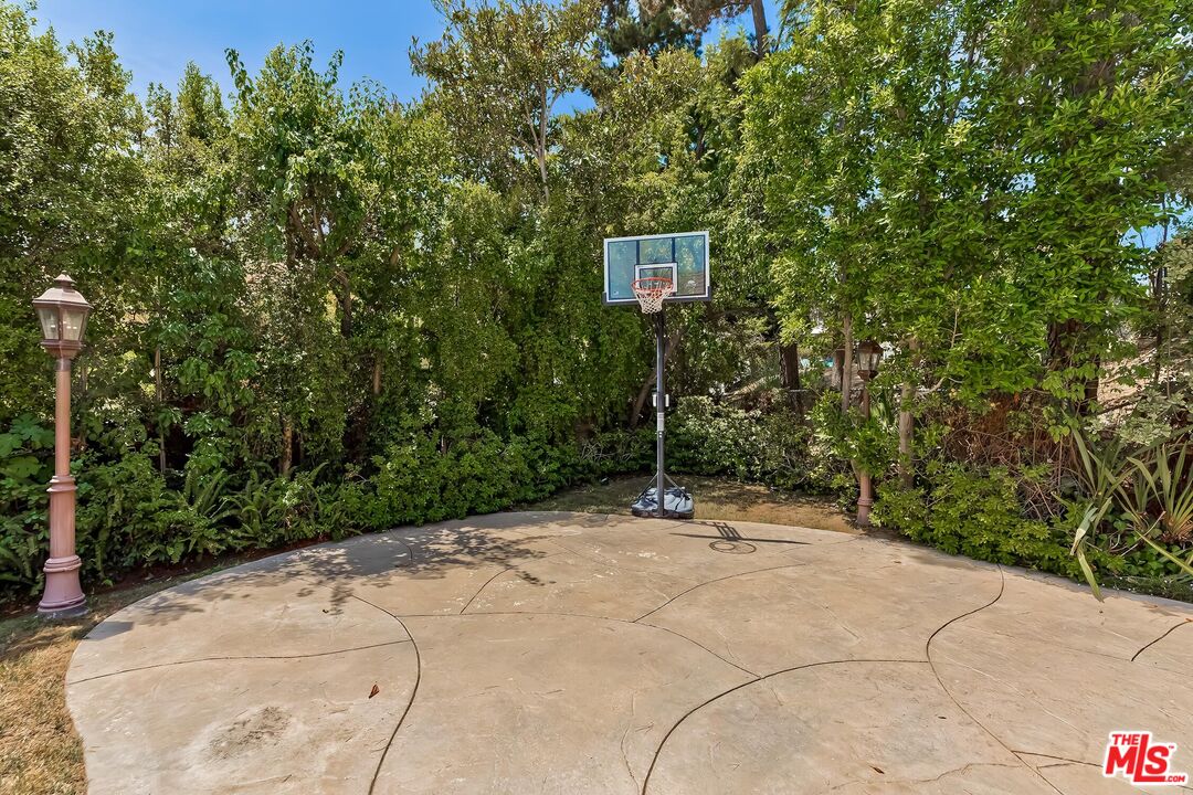 4239 Tarzana Estates Dr