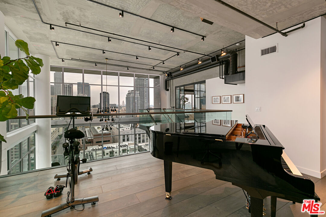 1050 S GRAND AVE Unit: PH2