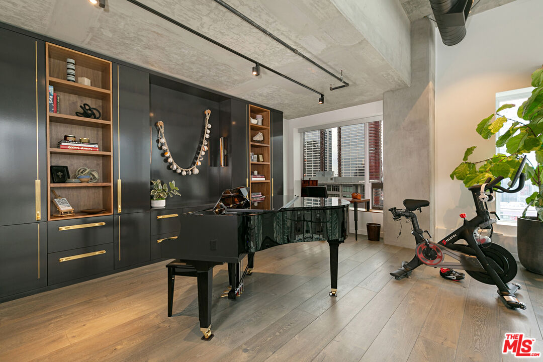1050 S GRAND AVE Unit: PH2
