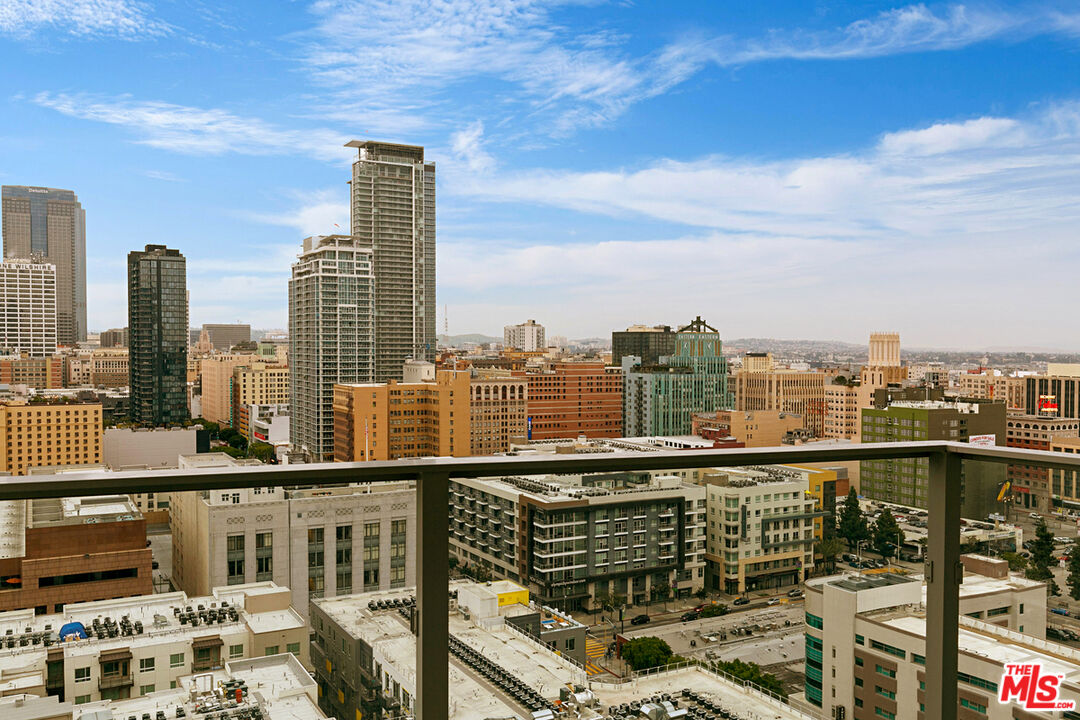 1050 S GRAND AVE Unit: PH2