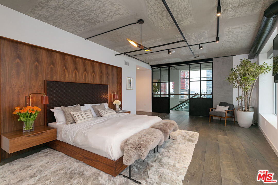 1050 S GRAND AVE Unit: PH2