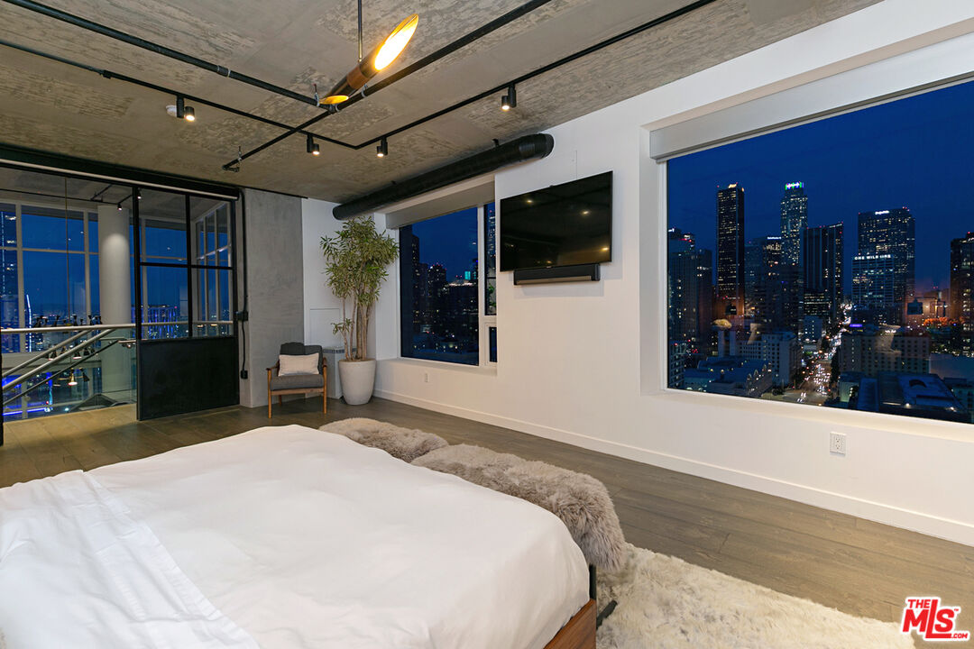 1050 S GRAND AVE Unit: PH2