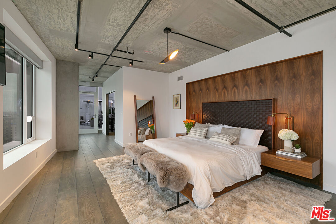 1050 S GRAND AVE Unit: PH2
