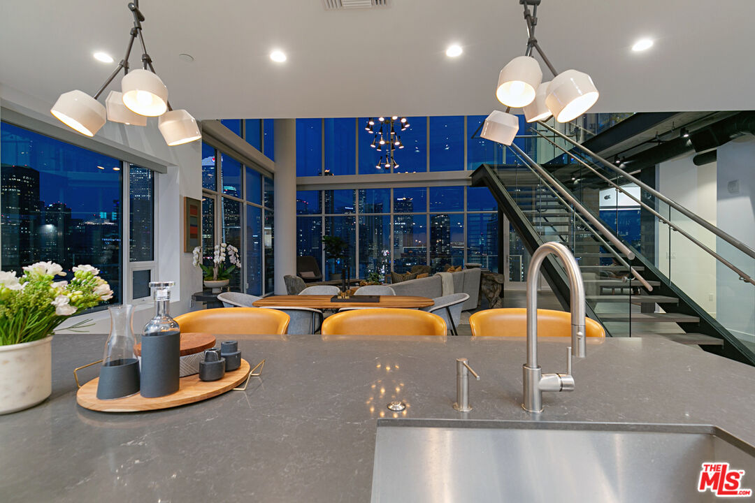 1050 S GRAND AVE Unit: PH2