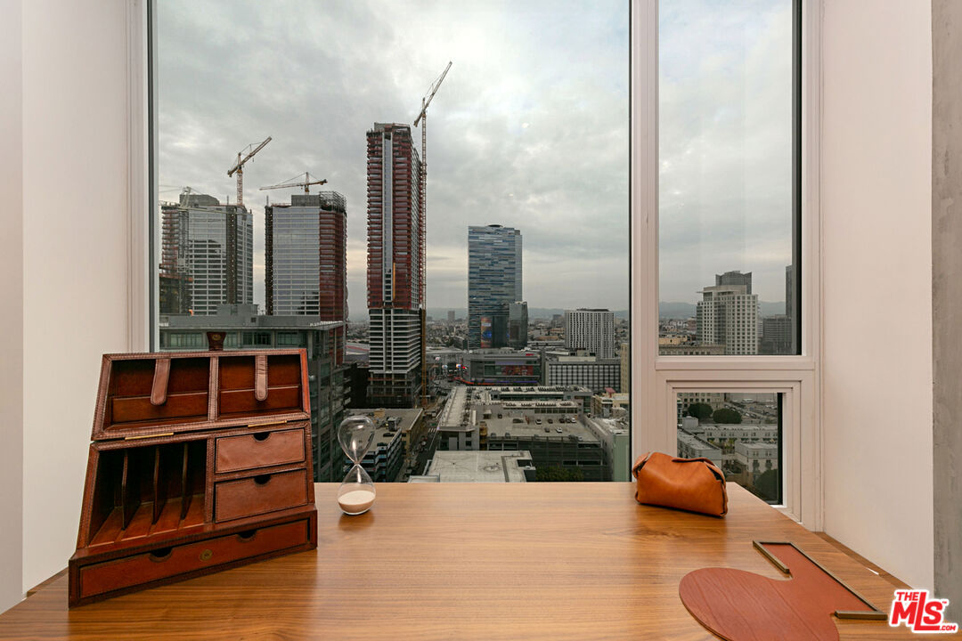 1050 S GRAND AVE Unit: PH2