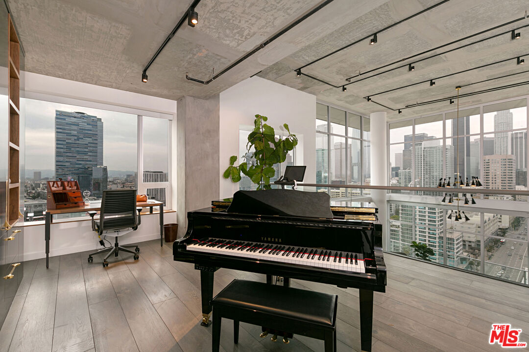 1050 S GRAND AVE Unit: PH2
