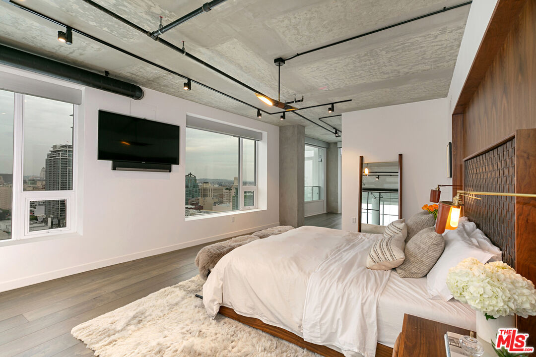 1050 S GRAND AVE Unit: PH2