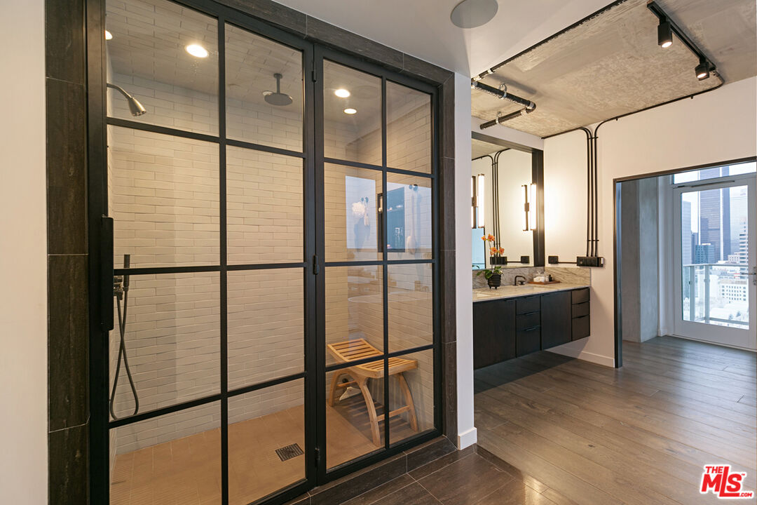 1050 S GRAND AVE Unit: PH2
