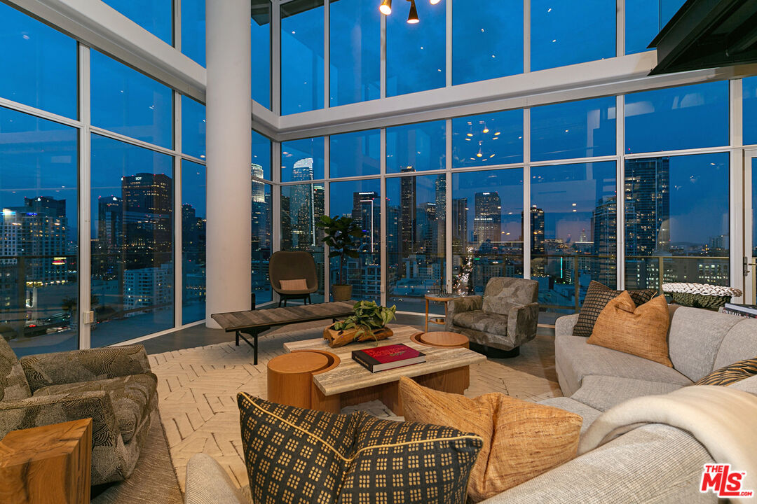 1050 S GRAND AVE Unit: PH2