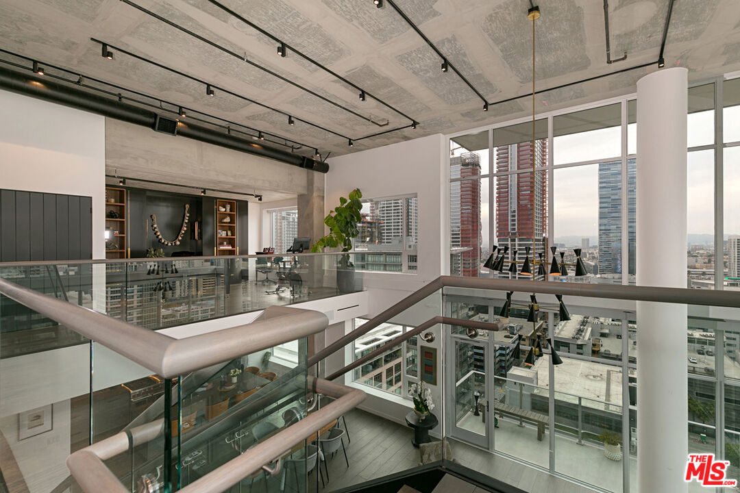1050 S GRAND AVE Unit: PH2