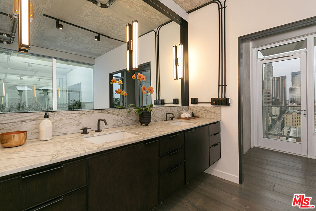 1050 S GRAND AVE Unit: PH2