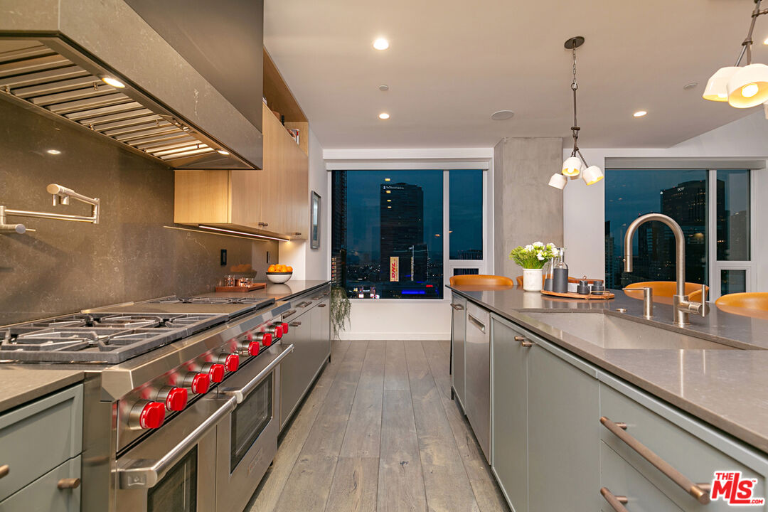 1050 S GRAND AVE Unit: PH2