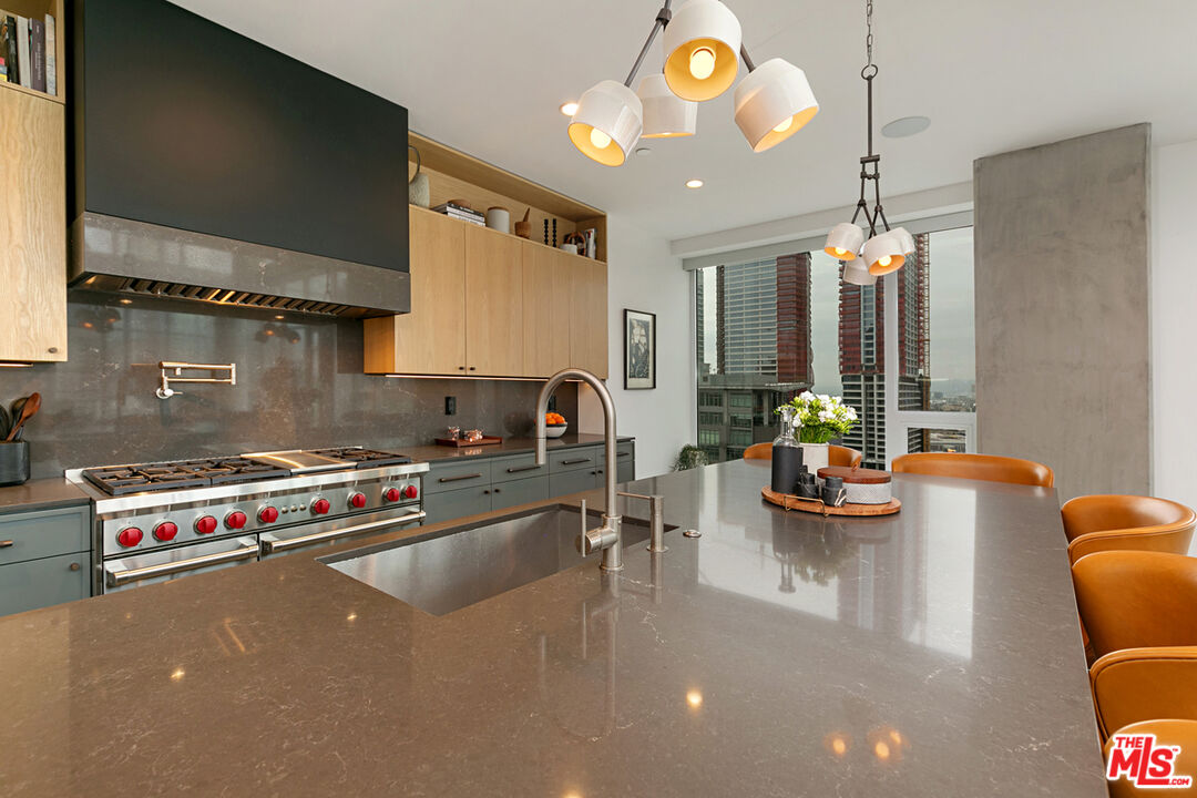 1050 S GRAND AVE Unit: PH2