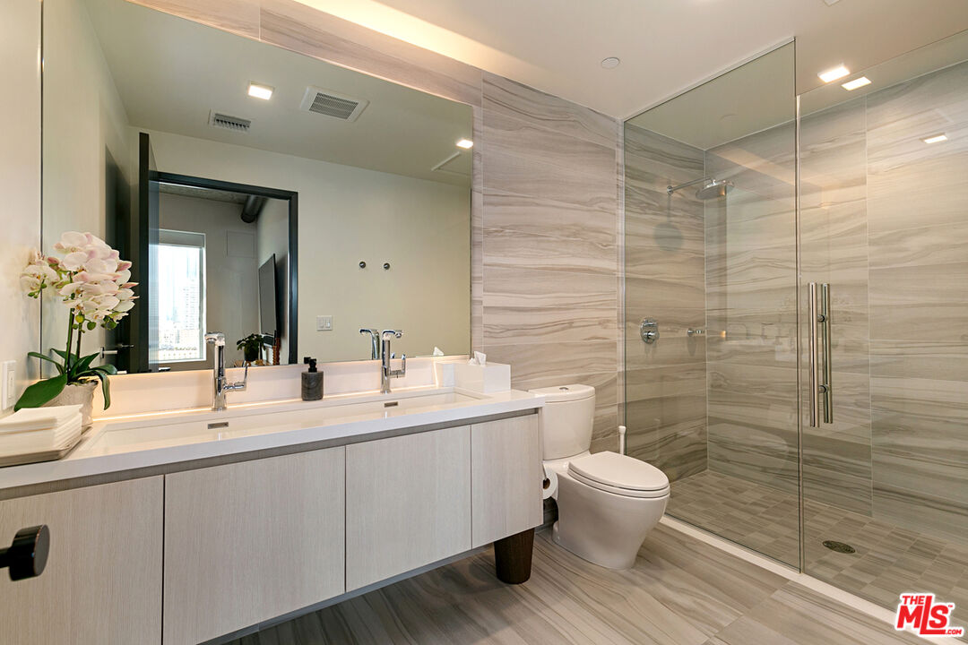 1050 S GRAND AVE Unit: PH2