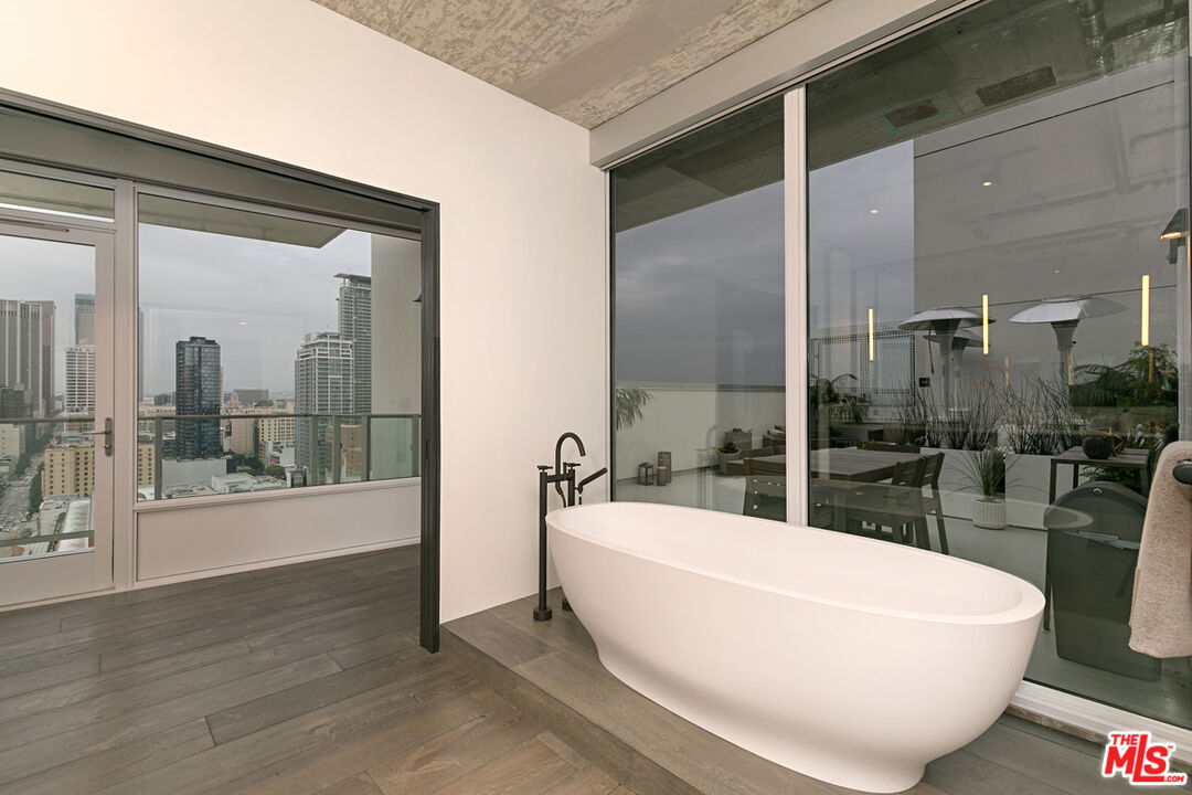 1050 S GRAND AVE Unit: PH2