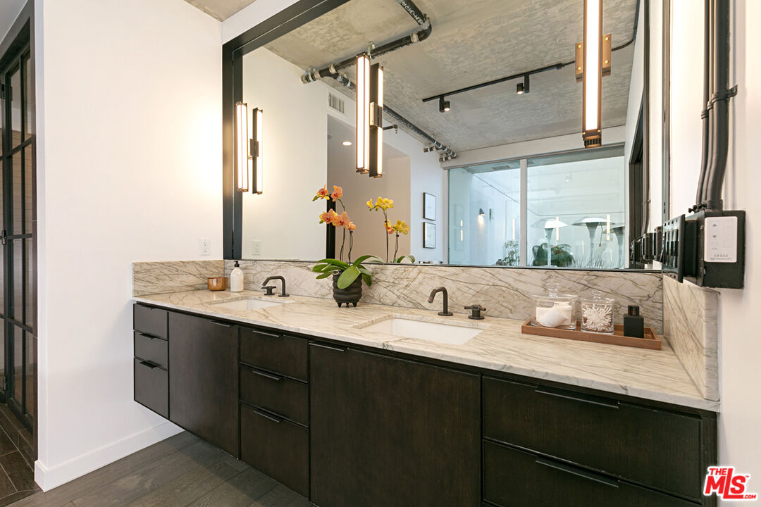 1050 S GRAND AVE Unit: PH2