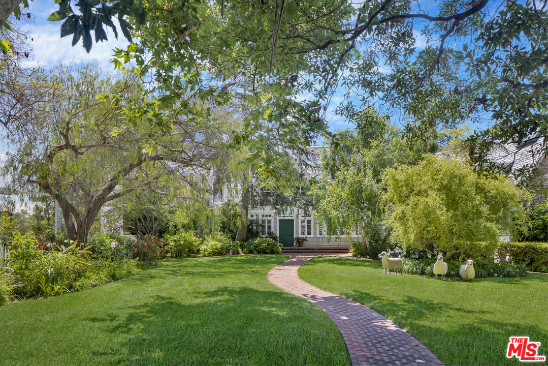 694 Amalfi Dr