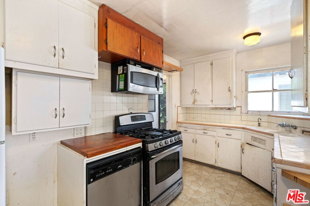 3033 Delaware Ave