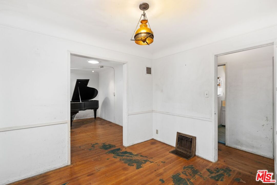 3033 Delaware Ave
