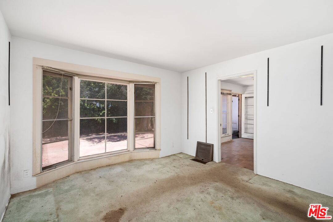 3033 Delaware Ave
