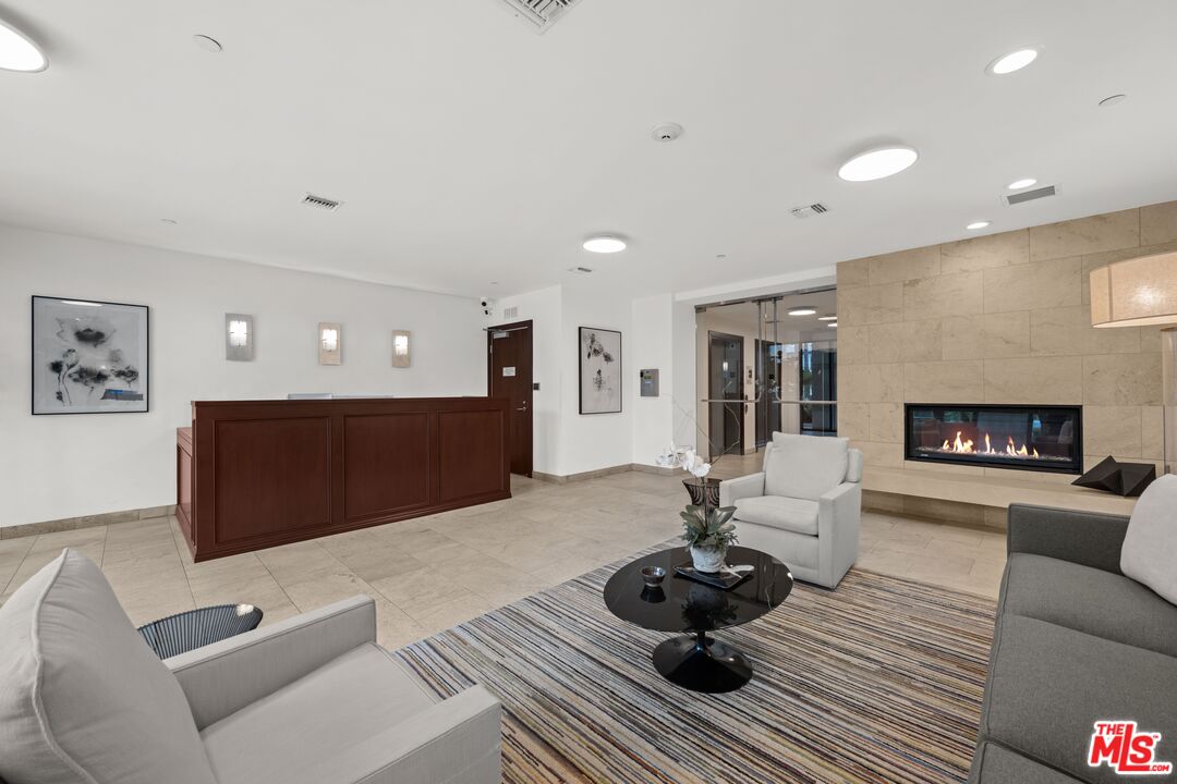 447 N Doheny Dr Unit: 303
