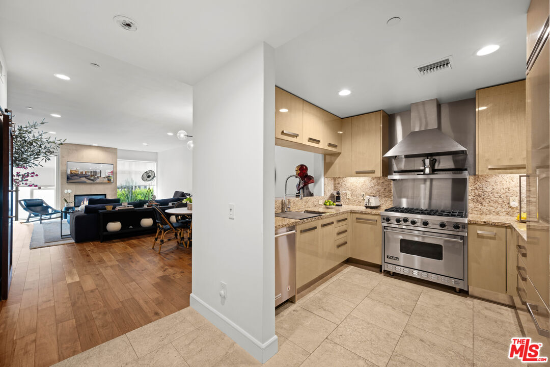 447 N Doheny Dr Unit: 303