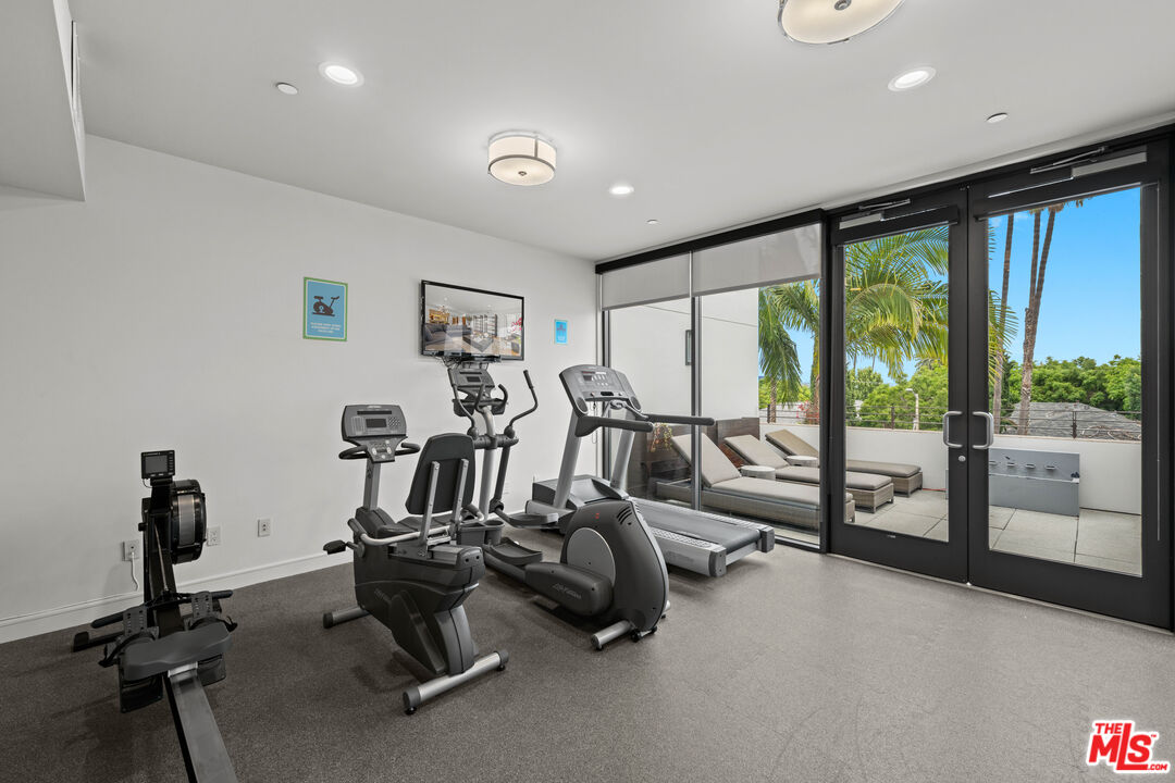 447 N Doheny Dr Unit: 303