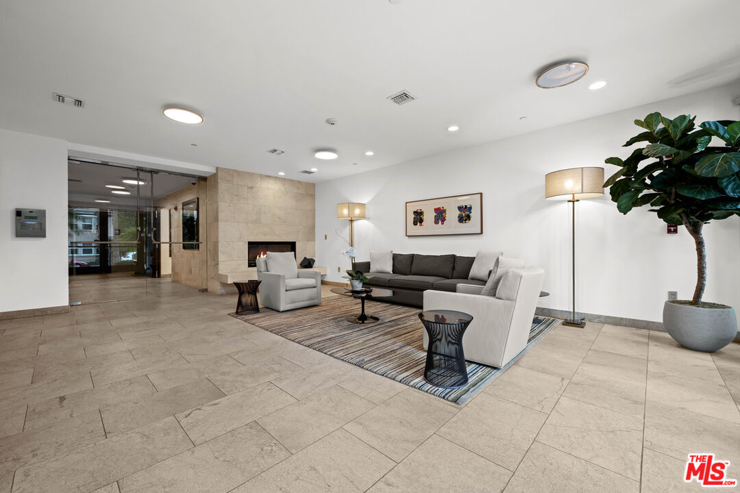 447 N Doheny Dr Unit: 303