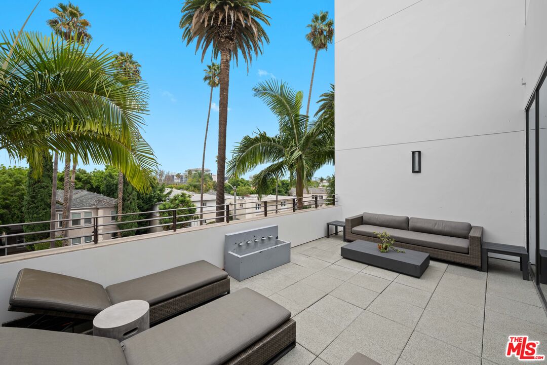 447 N Doheny Dr Unit: 303