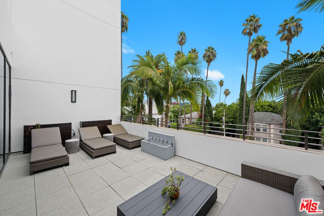 447 N Doheny Dr Unit: 303
