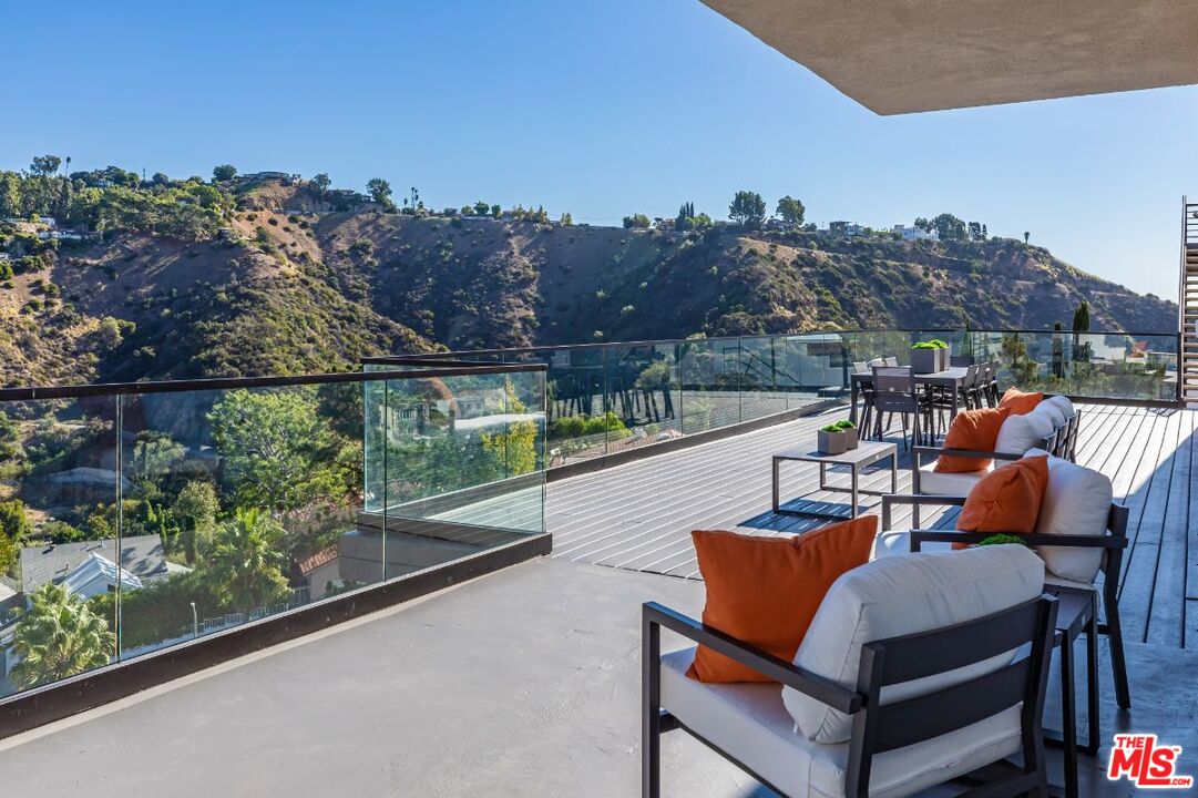 Los Angeles, CA, 90046