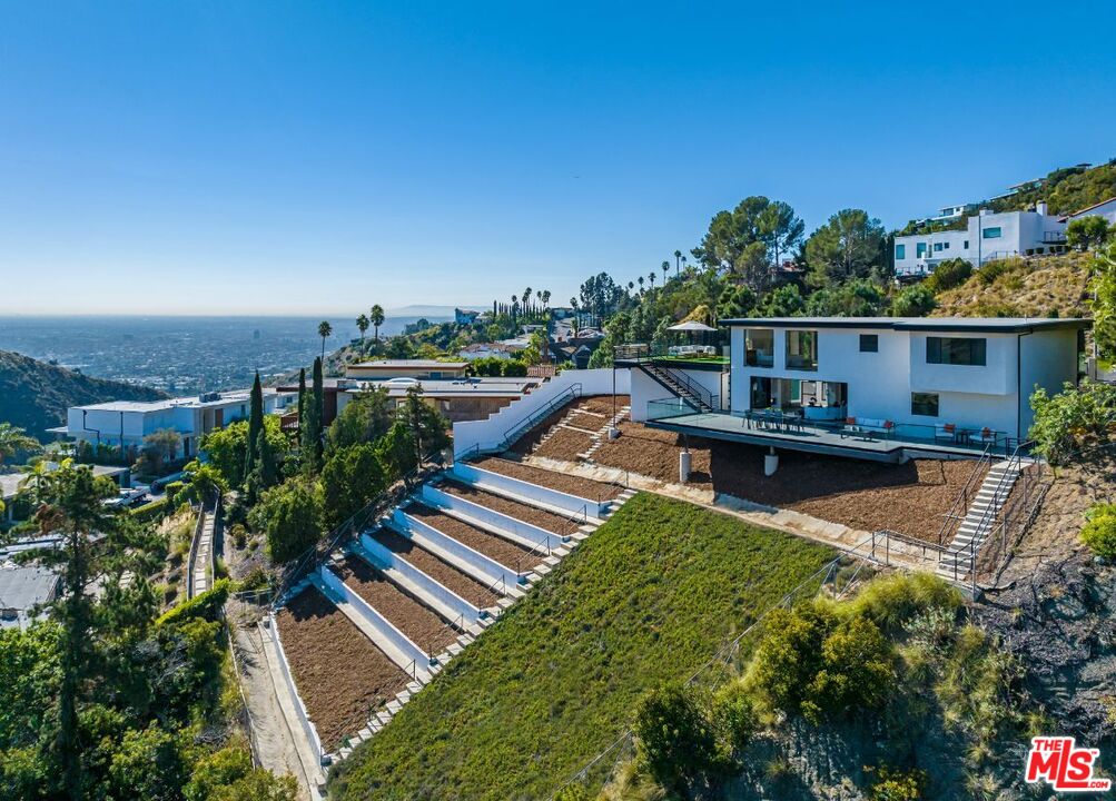 Los Angeles, CA, 90046