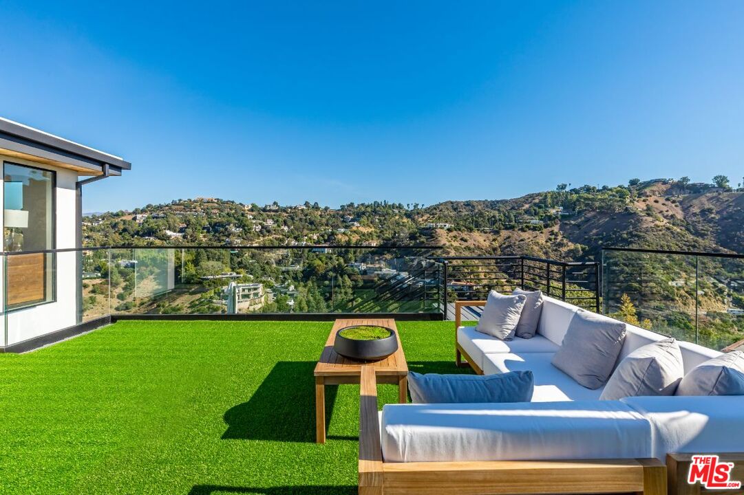 Los Angeles, CA, 90046