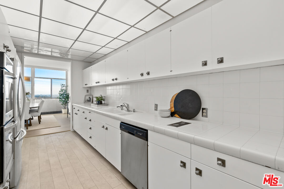 1333 S Beverly Glen Blvd Unit: 906