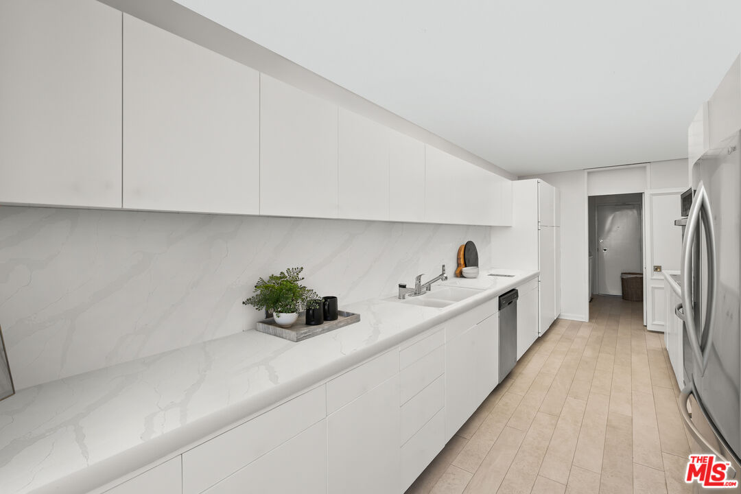 1333 S Beverly Glen Blvd Unit: 906