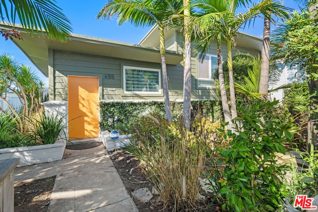 655 Las Lomas Ave