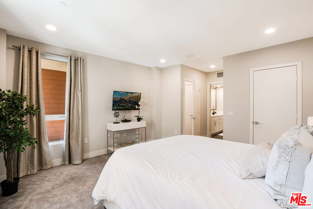 6030 Seabluff Dr Unit: 405