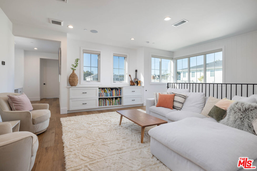 Pacific Palisades, CA, 90272