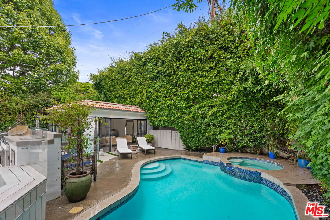 122 N Kilkea Dr
