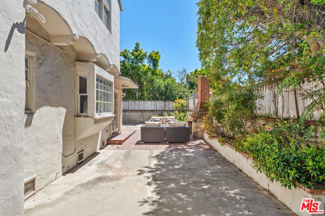 Los Angeles, CA, 90049