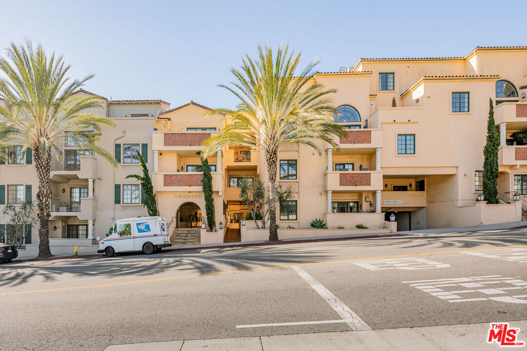 851 N San Vicente Blvd Unit: 321