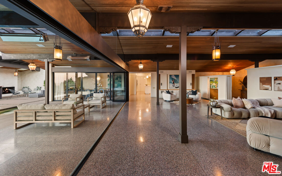 Amazing "Cliff May" Architectural Showpiece