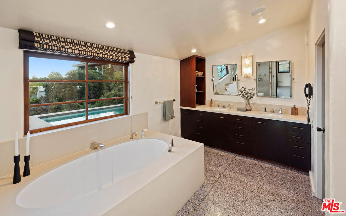 Amazing "Cliff May" Architectural Showpiece