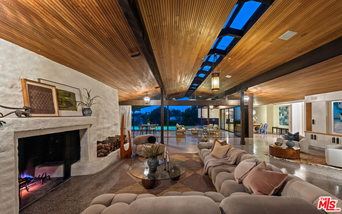 Amazing "Cliff May" Architectural Showpiece