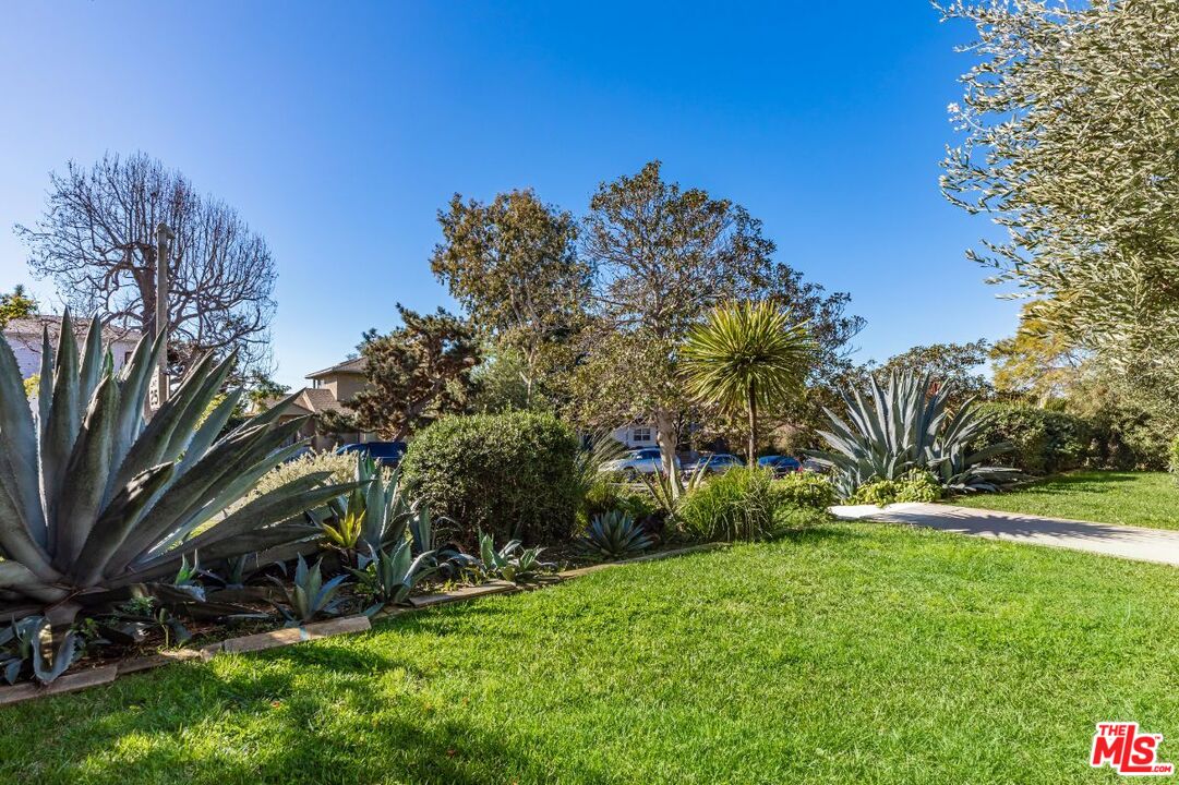 Los Angeles, CA, 90066