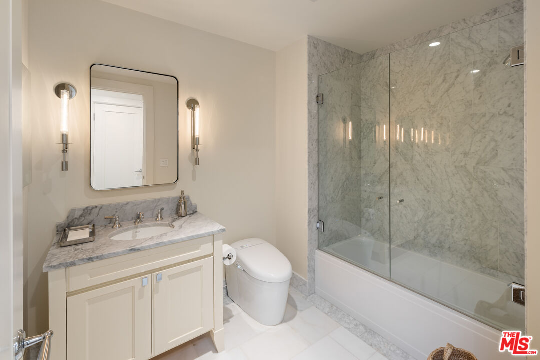 Exudes Luxury and Glamour