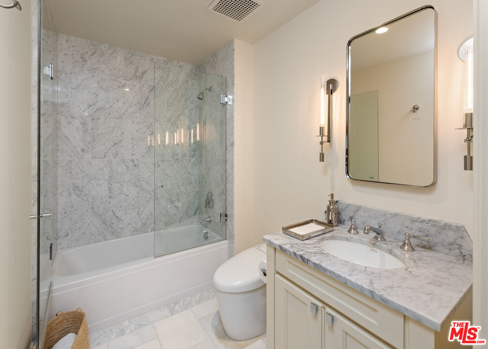 Exudes Luxury and Glamour