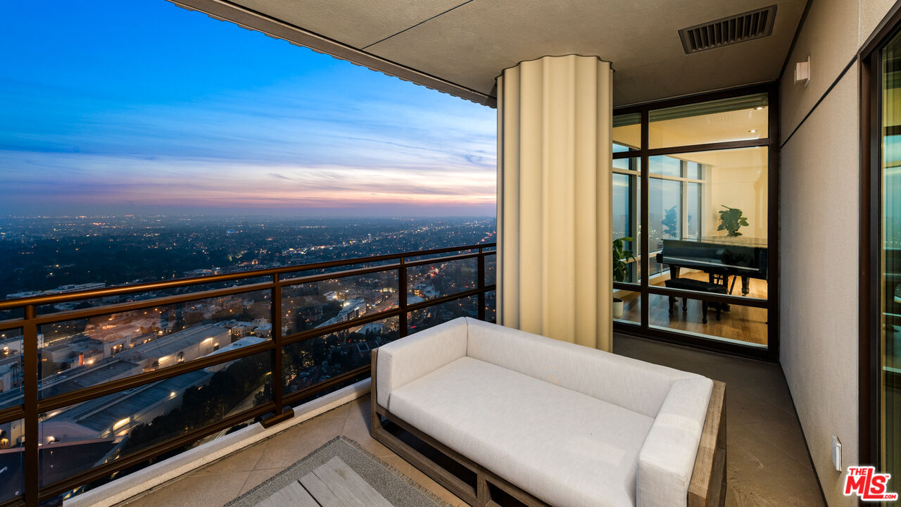 Exudes Luxury and Glamour